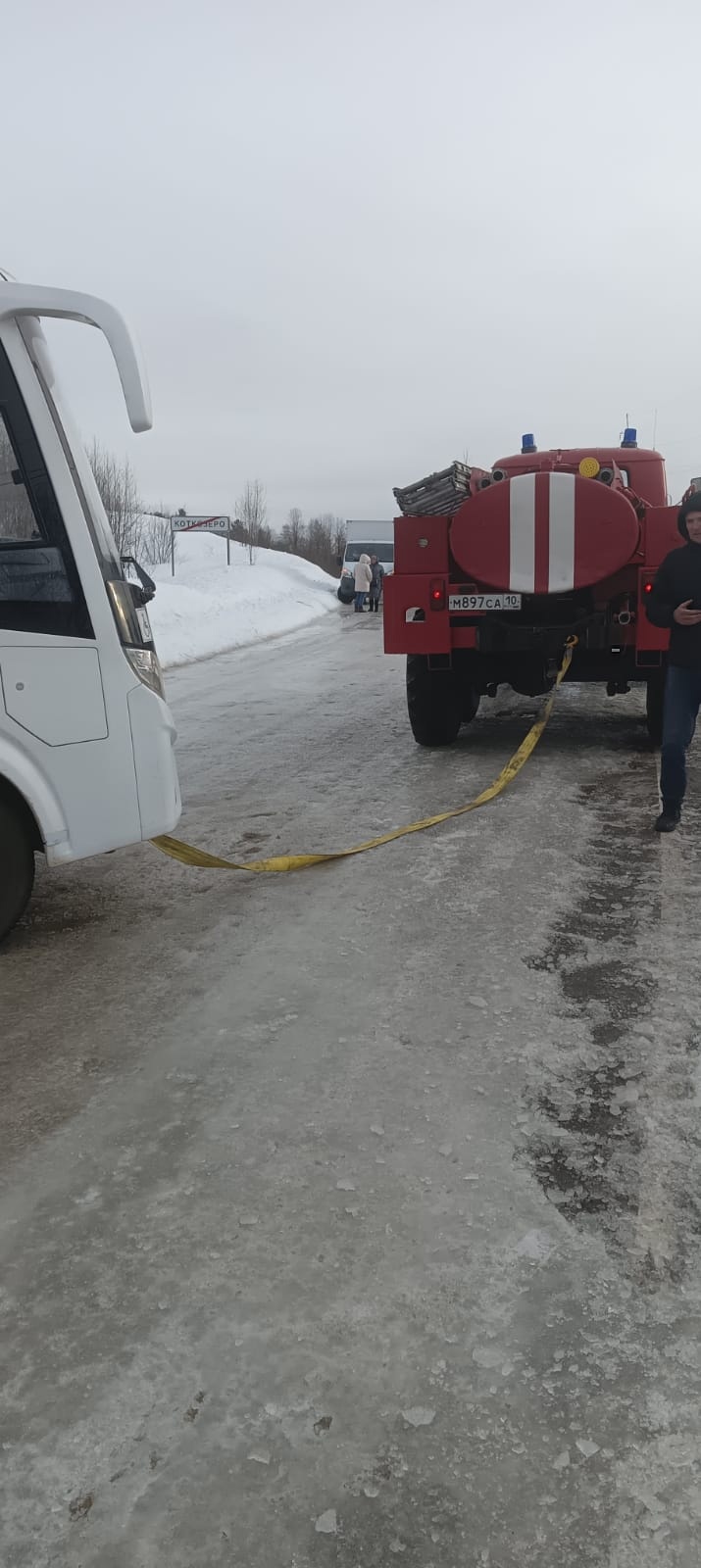 Автобус с пассажирами выбросило со скользкой дороги в районе Карелии (ФОТО)