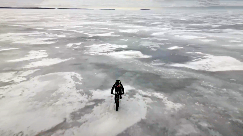 Глава Петрозаводска закрыл сезон катания на велосипеде по Онежскому озеру (ВИДЕО)