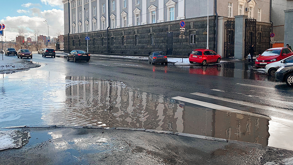 Парковка и пешеходный переход ушли под воду в центре Петрозаводска (ФОТОФАКТ)