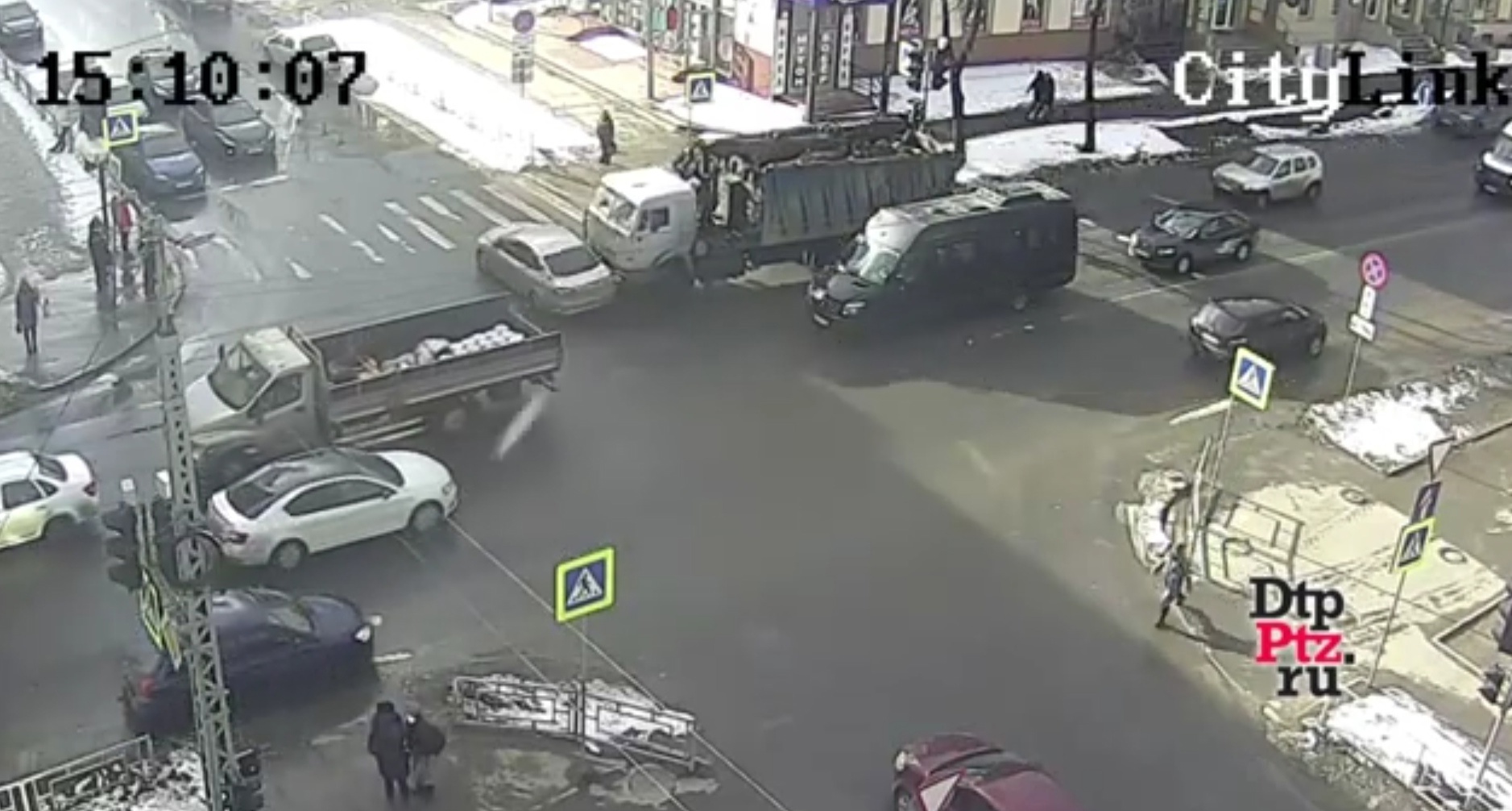 Грузовик врезался в легковой автомобиль на перекрестке в Петрозаводске (ВИДЕО)