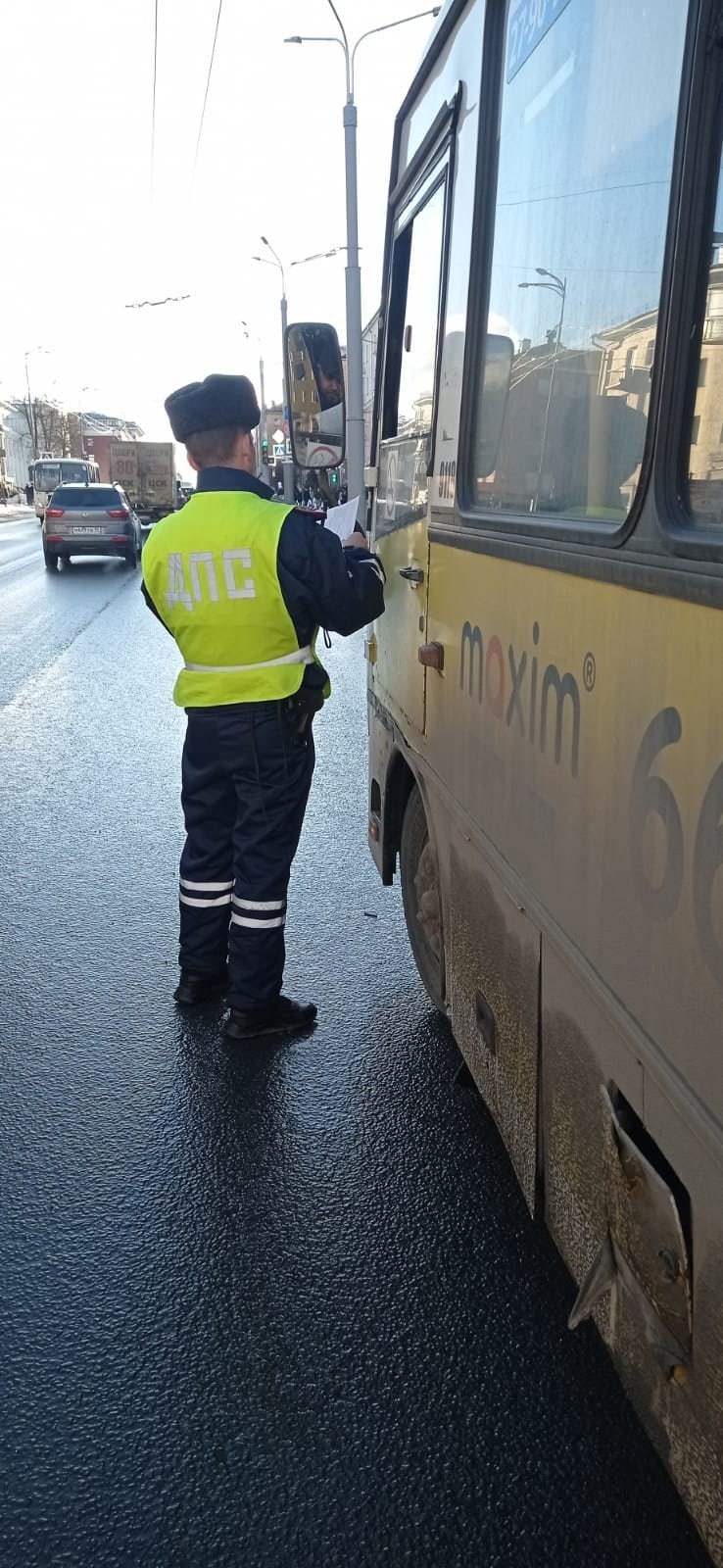 Водитель маршрутки в Петрозаводске вышел в рейс на неисправном автобусе