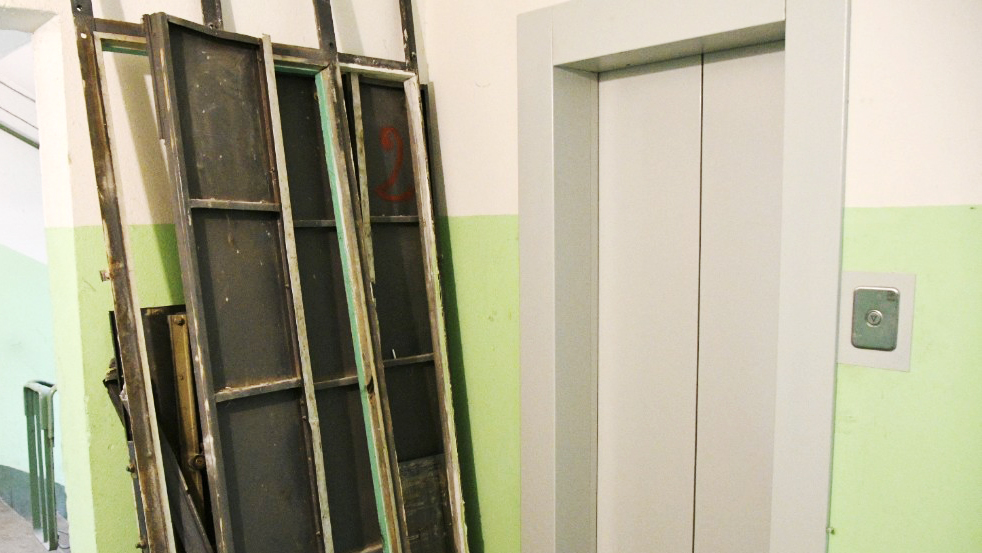 Житель Карелии украл двери лифтов и спрятал их в лесу