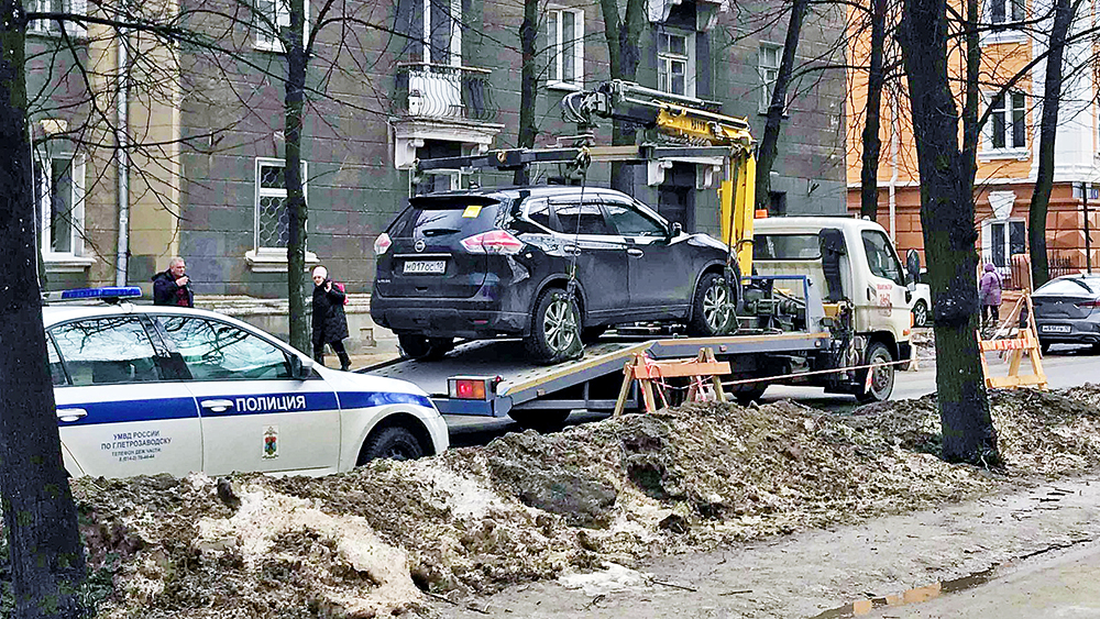 Водители игнорируют запрет парковки на улице в центре Петрозаводска (ФОТОФАКТ)