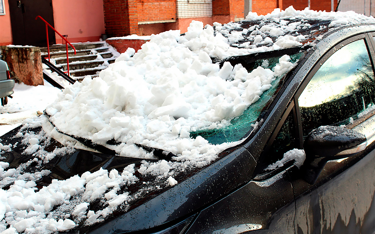 Владелец машины, которую завалило снегом с крыши дома в Карелии, отсудил ущерб у управляющей компании