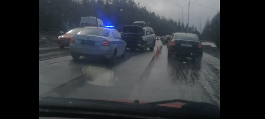 Объезжавший яму водитель устроил ДТП с пострадавшими в Петрозаводске (ВИДЕО)