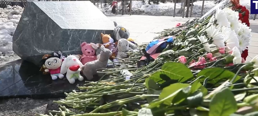 В Кемерово люди несут цветы к месту, где в торговом центре 5 лет назад сгорели 60 человек, 41 из них – дети (ВИДЕО)