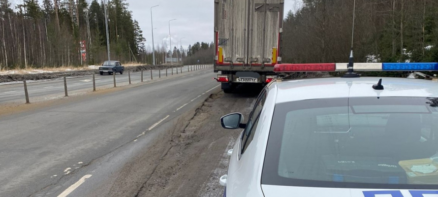 В Прионежском районе Карелии инспекторы ГИБДД остановили нарушителя на грузовике