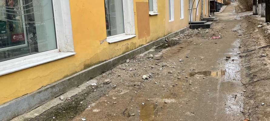 Коммунальщики в Петрозаводске обезопасили прохожих от падающих на головы кирпичей