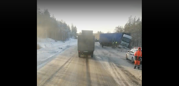 Фура и легковой автомобиль столкнулись на трассе в Карелии (ВИДЕО)