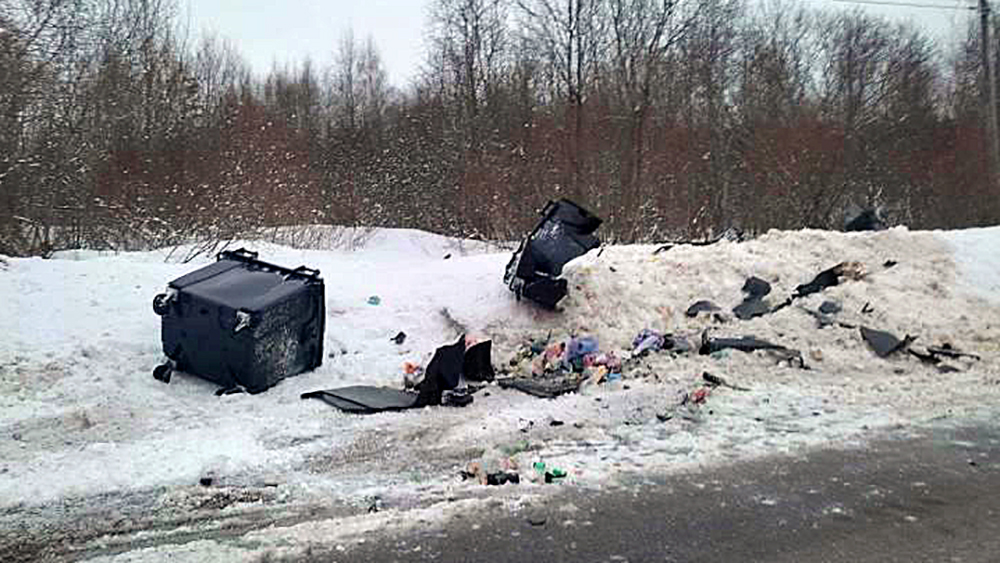 Отечественный автомобиль в Карелии влетел в мусорные баки и опрокинулся