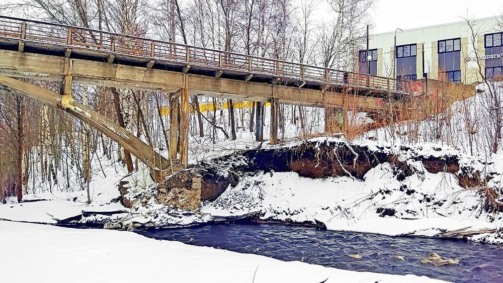 Опоры моста в Петрозаводске подмыло – часть берега обрушилась в реку (ФОТО и ВИДЕО)
