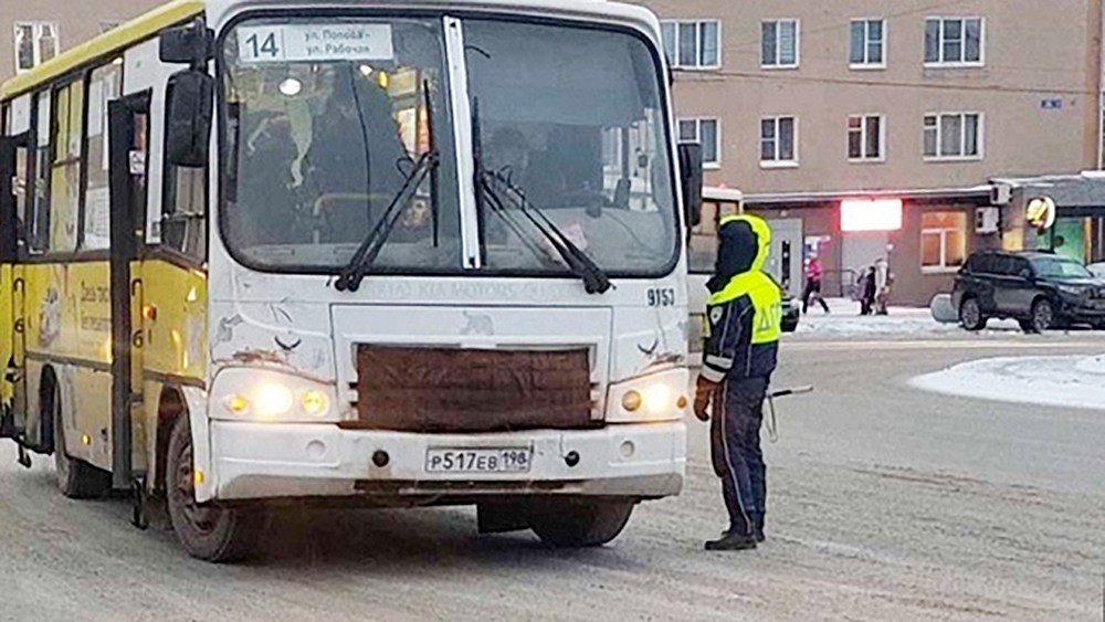 Автоинспекторы проверили безопасность автобусных перевозок в Карелии