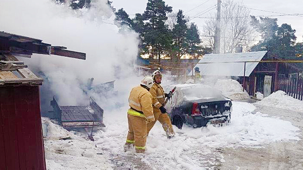 Пожарные спасли от огня два автомобиля на станции Шуйская в Карелии
