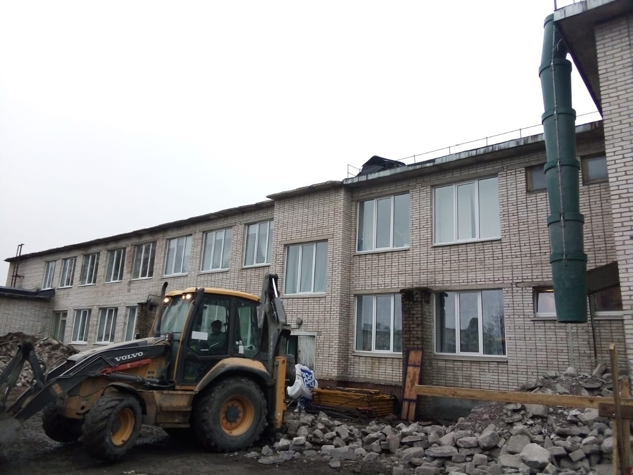 Дети на юге Карелии из-за ошибок подрядчика вынуждены учиться в школе с текущей крышей