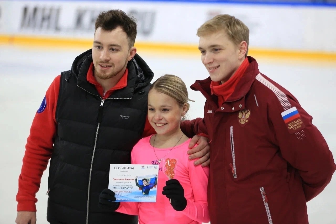 Чемпион России и Европы Дмитрий Алиев провел тренировку с юными фигуристами Карелии