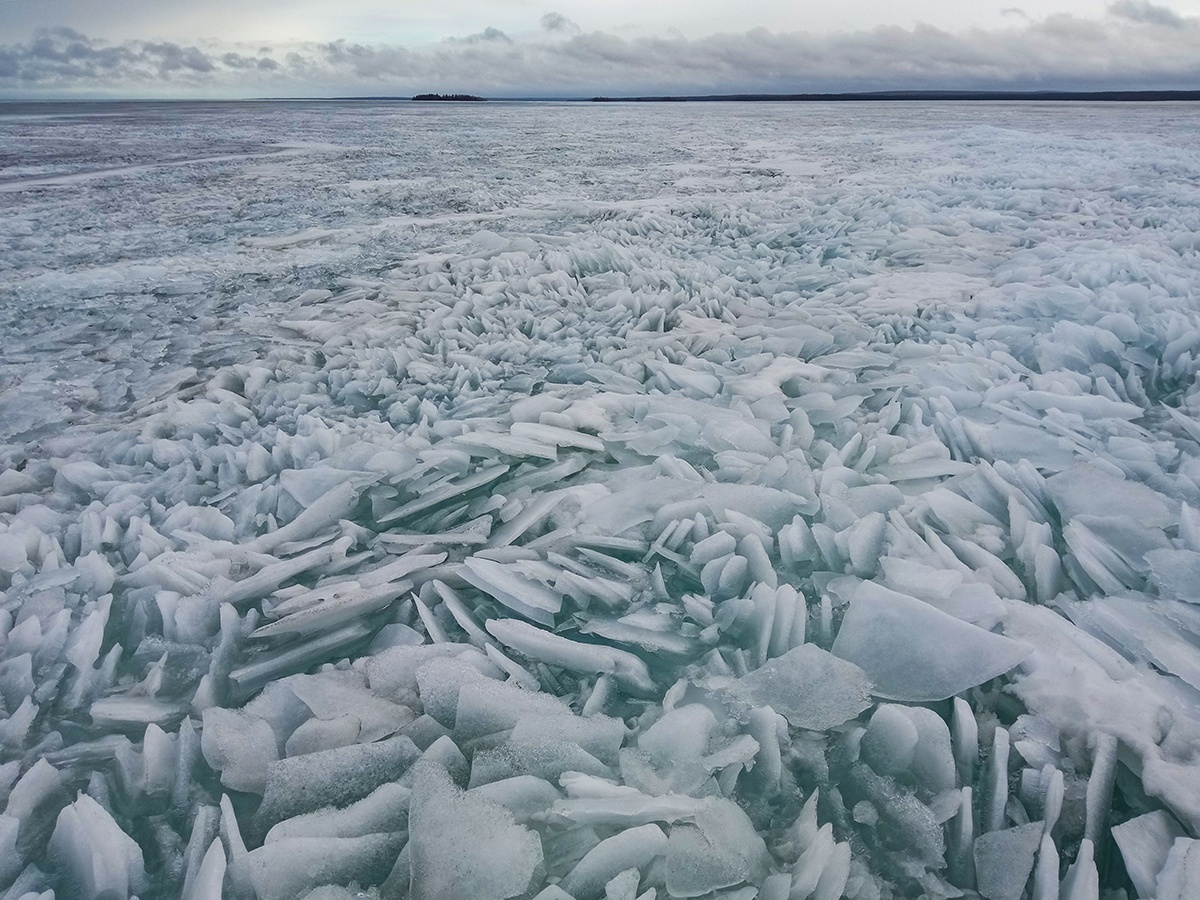 «Не за горами время живой воды»: удивительный лед запечатлел фотограф в Карелии