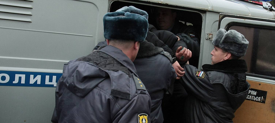 Житель Петрозаводска, избивший полицейского после пьяного ДТП, пойдет под суд 