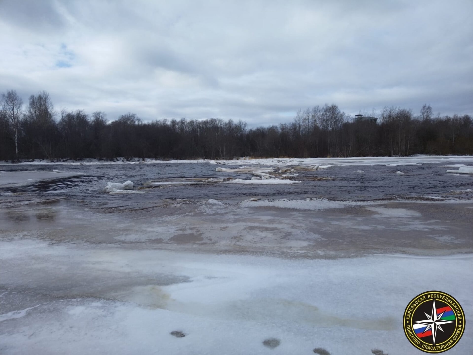 Спасатели измерили толщину льда на Онежском озере под Петрозаводском