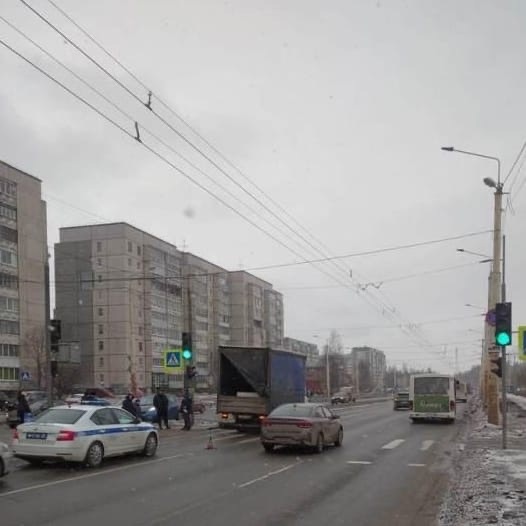 Грузовик сбил пешехода на регулируемом переходе в Петрозаводске (ФОТО)