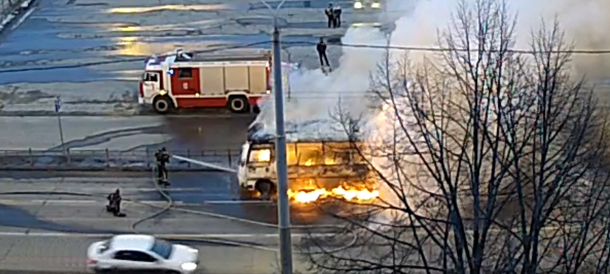 Появилось видео пожара в автобусе в центре Петрозаводска