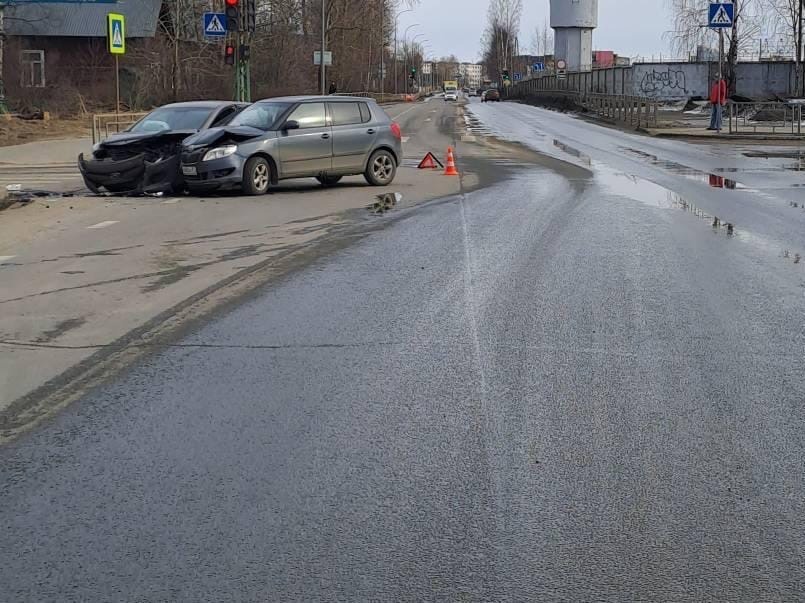 Автоледи устроила ДТП на перекрестке в Петрозаводске