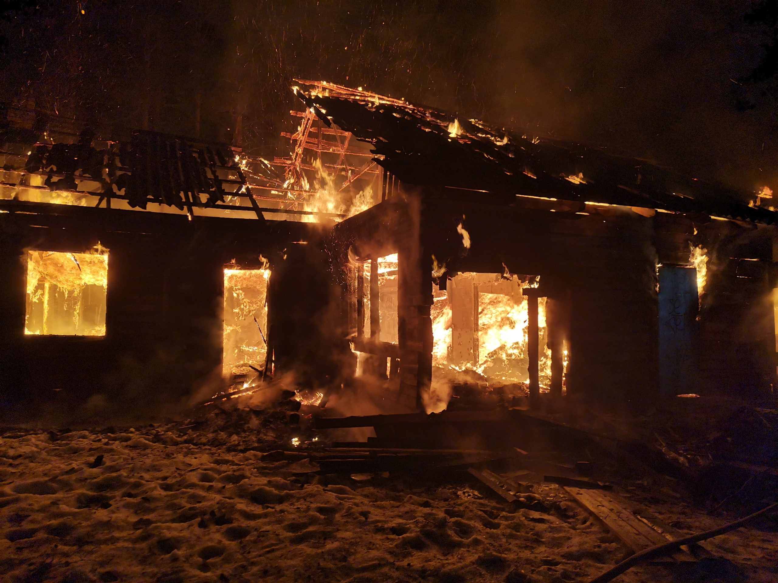 Заброшенное здание сгорело ночью в поселке Карелии