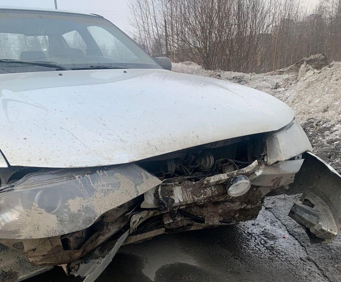 Нелегальный таксист подпортил здоровье своей пассажирке, влетев в сугроб в Петрозаводске (ФОТО) 