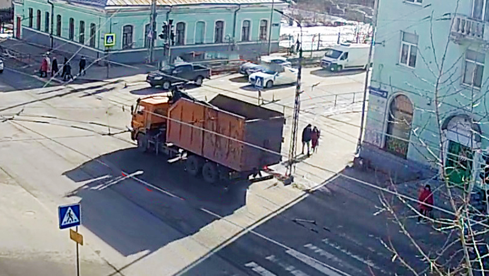 КамАЗ чуть не сбил пешеходов, пролетев на красный свет в Петрозаводске (ВИДЕО)