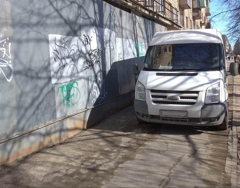 Микроавтобус въехал на тротуар и сбил 87-летнюю бабушку в Петрозаводске