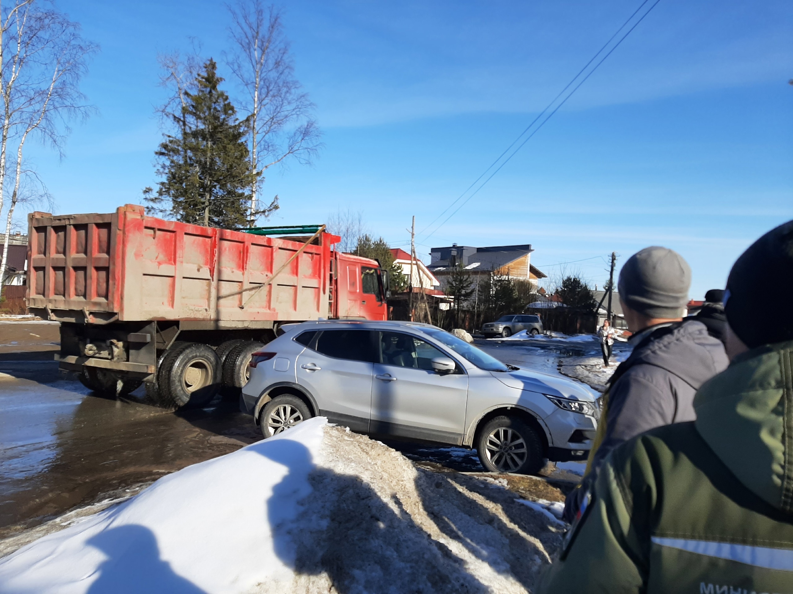 «Газом уже пахло»: жители Петрозаводска требуют убрать грузовики с улицы, где проложен газопровод