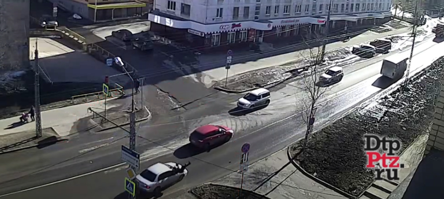 Водитель на иномарке снес пешехода в центре Петрозаводска (ВИДЕО)