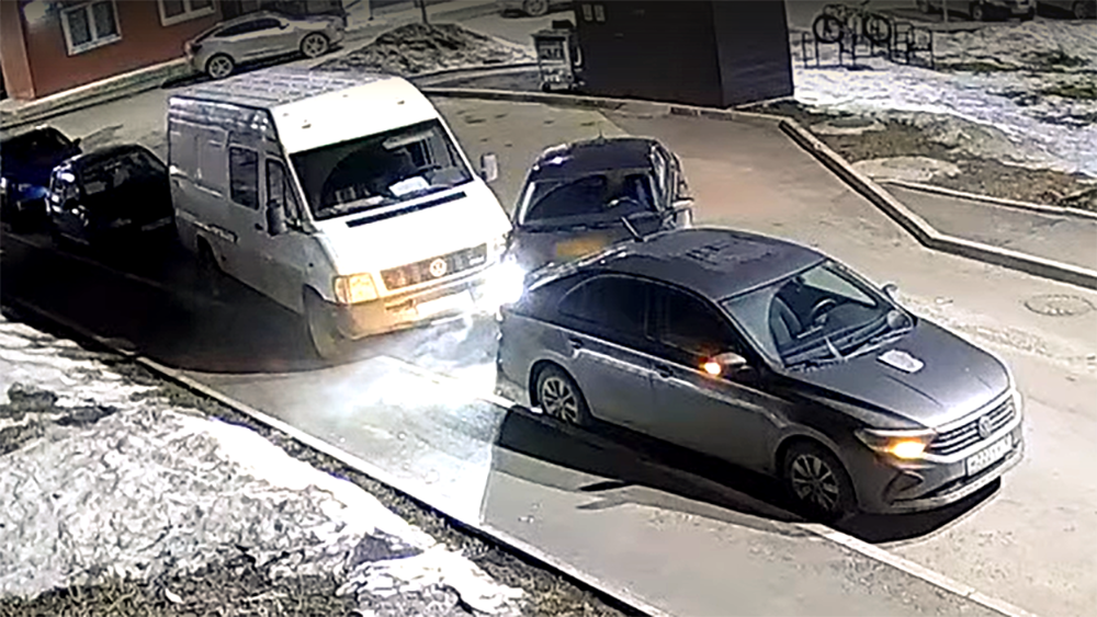 ГИБДД Петрозаводска нашла водителя, который разбил две машины во дворе на Кукковке