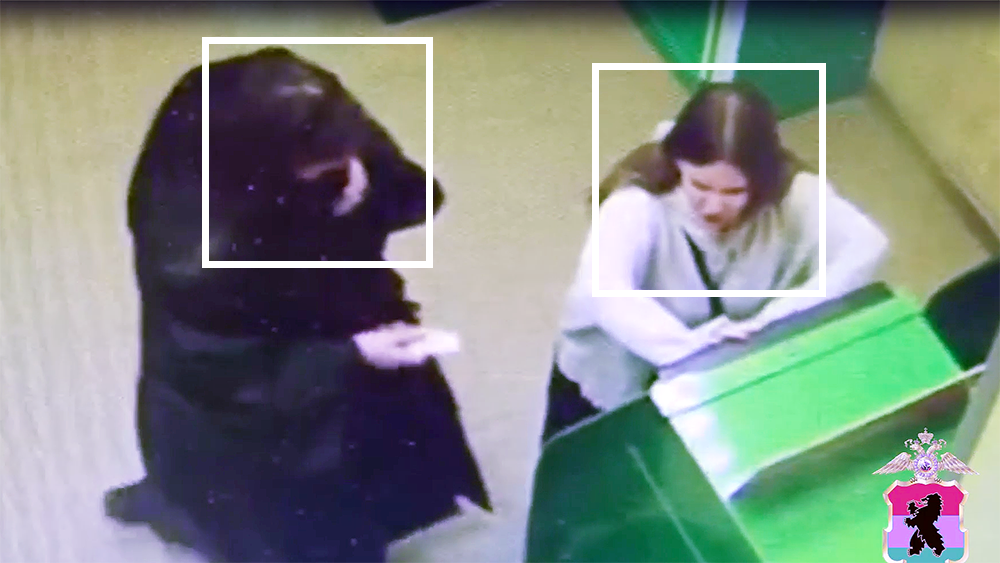 Девушки пришли к банкомату с чужой картой и теперь их ищет полиция Петрозаводска (ВИДЕО)