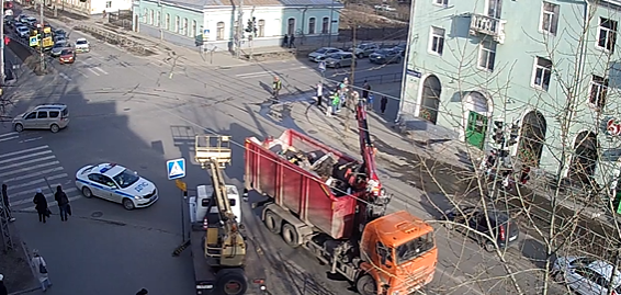 Грузовик оборвал провода в Петрозаводске – движение троллейбусов изменено (ВИДЕО)