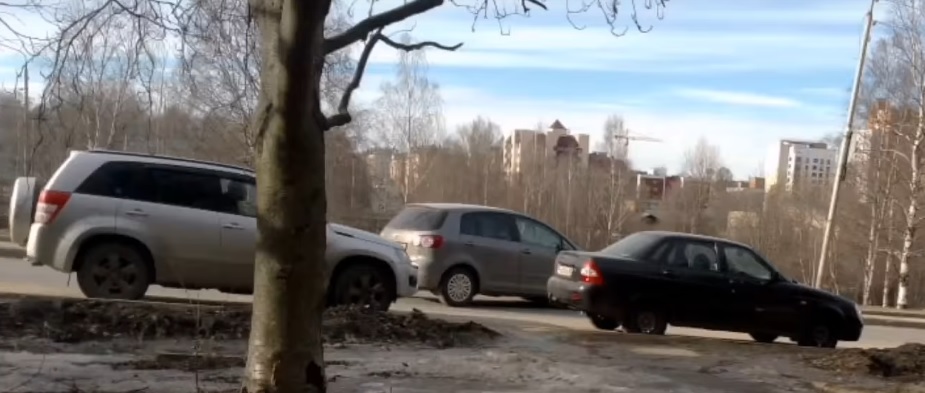 Поездка автомобиля без водителя попала в кадр видеокамеры в Петрозаводске (ВИДЕО)