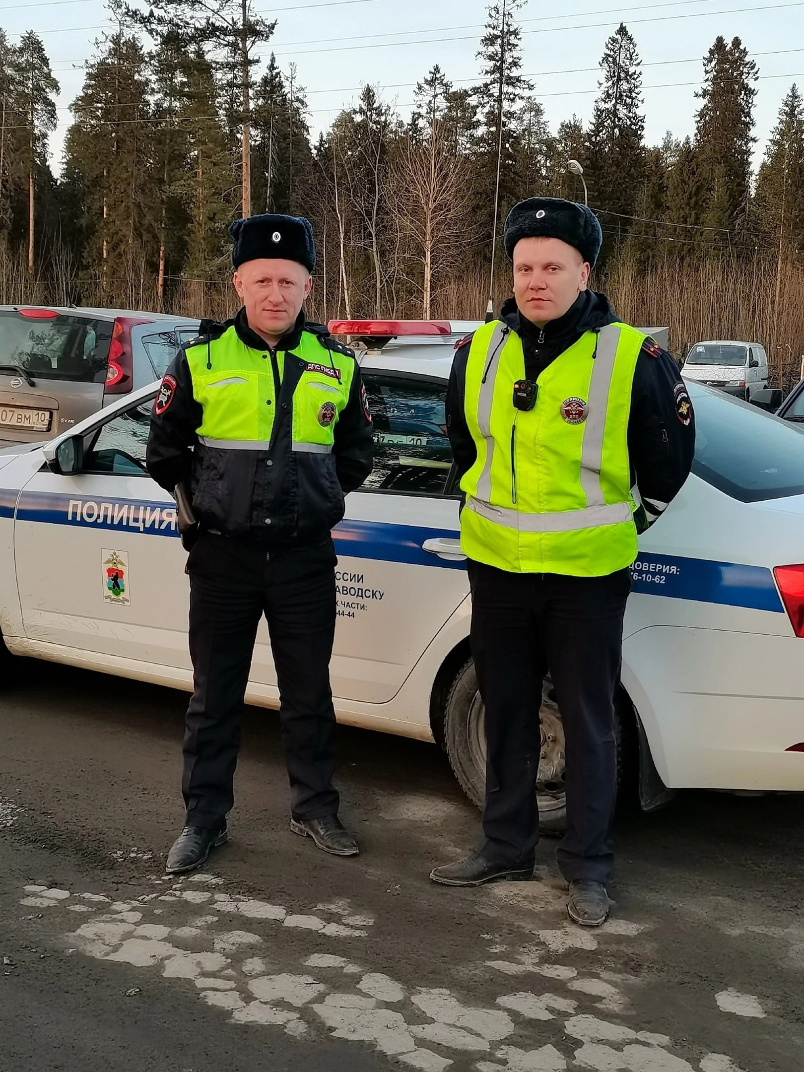 Сотрудники ДПС отбуксировали сломанный автомобиль растерянной женщины в