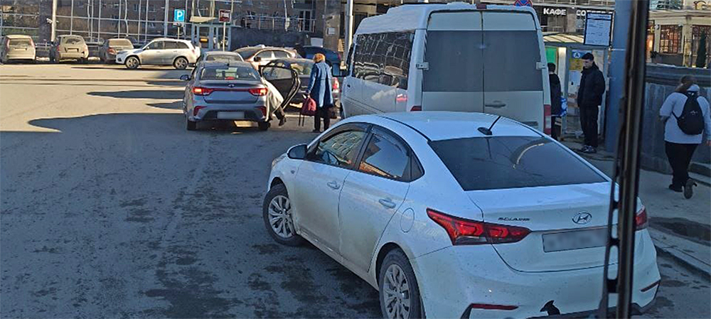 Водители троллейбусов в Петрозаводске попросили автолюбителей не парковаться на остановках