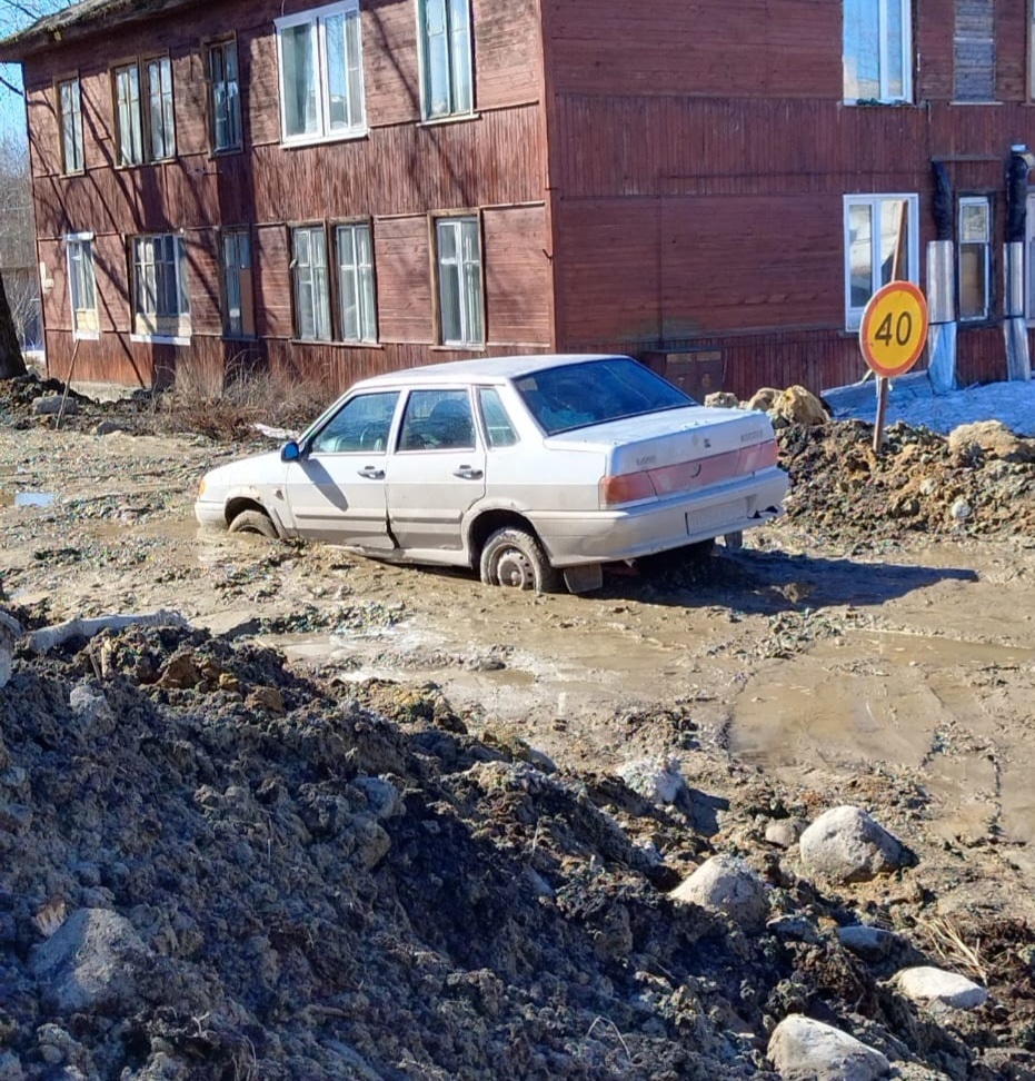 Автомобили тонут на разбитых дорогах Суоярви в Карелии (ФОТО и ВИДЕО)