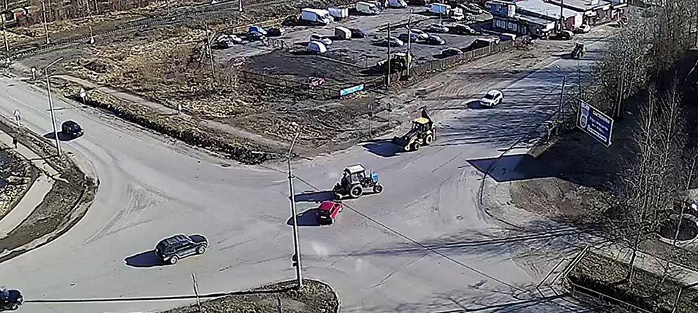 Легковушка протаранила трактор в городе Карелии (ВИДЕО)