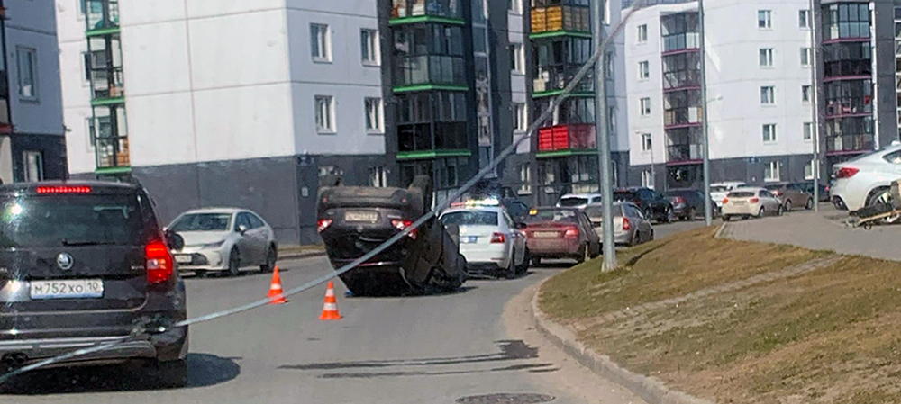 Автомобиль перевернулся на крышу в спальном районе Петрозаводска (ФОТО)