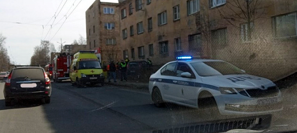 Водитель на иномарке врезался в жилой дом в Петрозаводске (ФОТО)