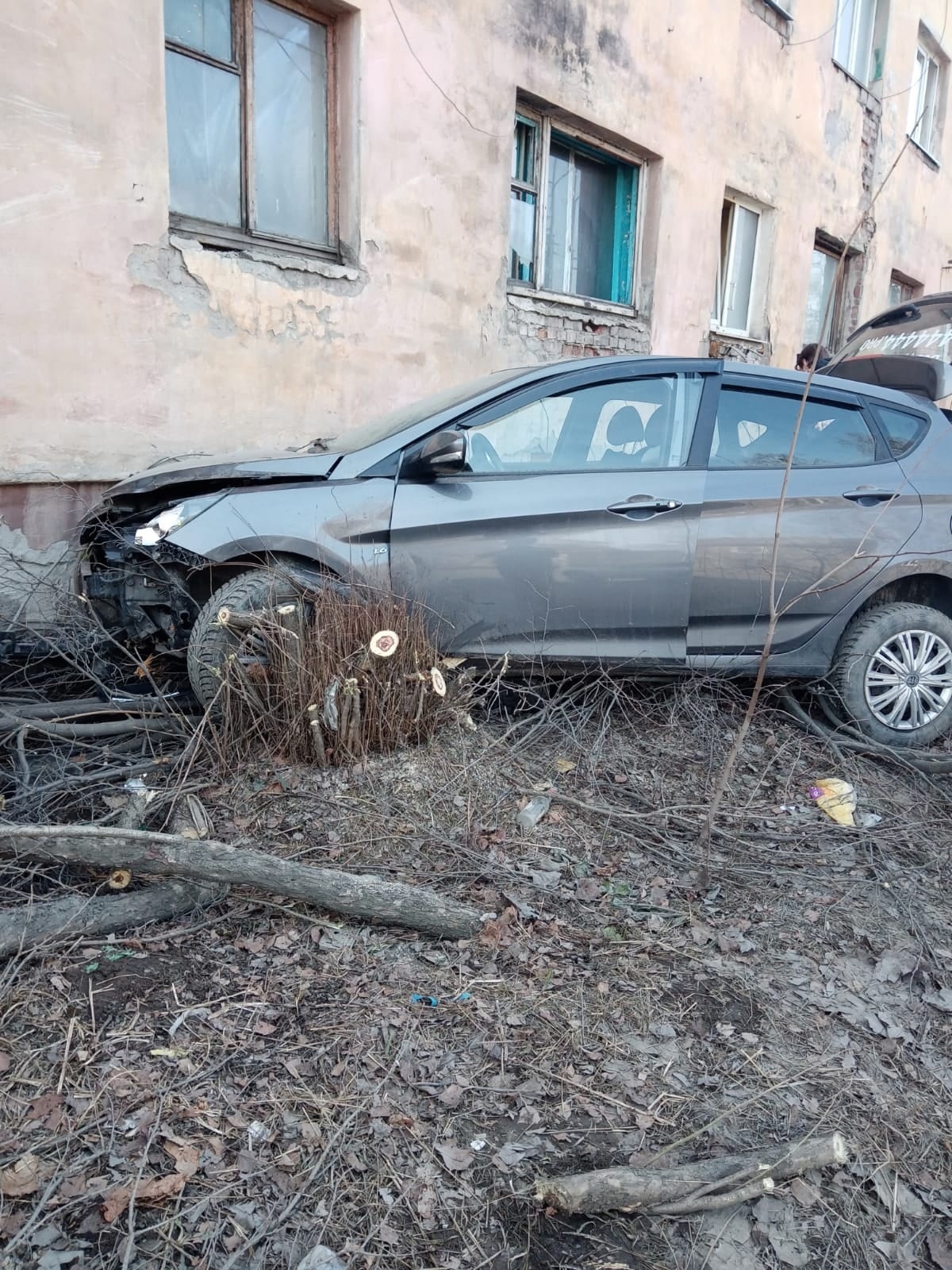 ГИБДД показала, как иномарка въехала в жилой дом в Петрозаводске (ФОТО) |  СТОЛИЦА на Онего