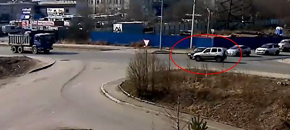 Два автомобиля не поделили сложный перекресток на окраине Петрозаводска (ВИДЕО)