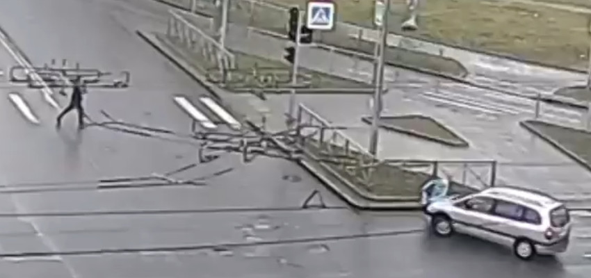 Автомобиль переехал пешехода на перекрестке в Петрозаводске (ШОК-ВИДЕО)