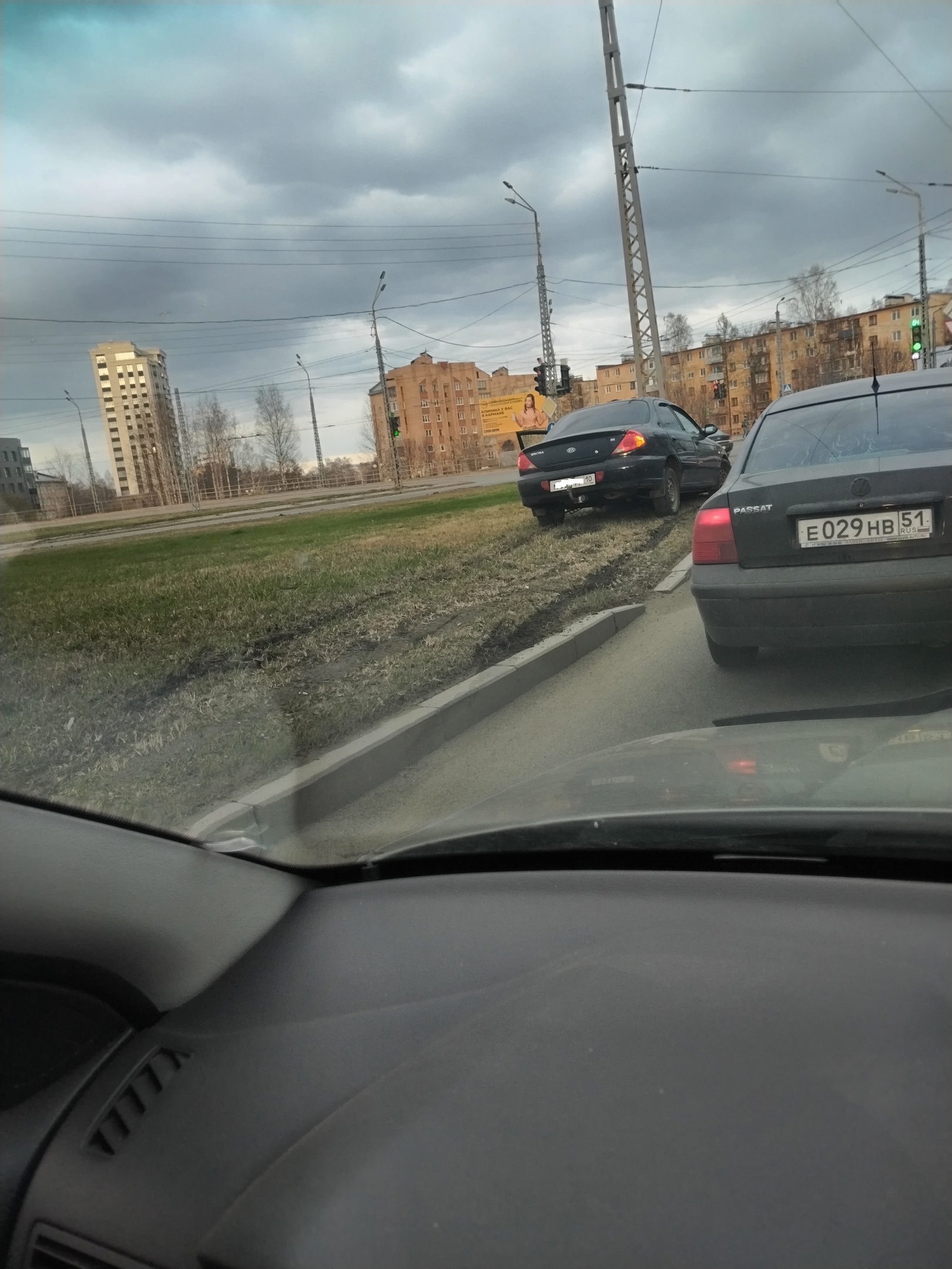 Водитель в Петрозаводске отметил выходные штурмом газона и уличного столба (ФОТОФАКТ)