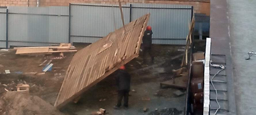 Рабочие строят больницу в Петрозаводске, рискуя жизнью (ВИДЕО и ФОТОФАКТ)