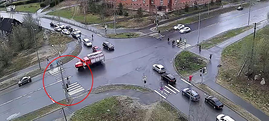 Ребенок чуть не попал под колеса пожарного «Урала» в Петрозаводске