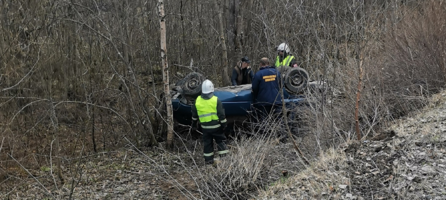 Автомобиль упал на крышу в районе Карелии (ФОТО)
