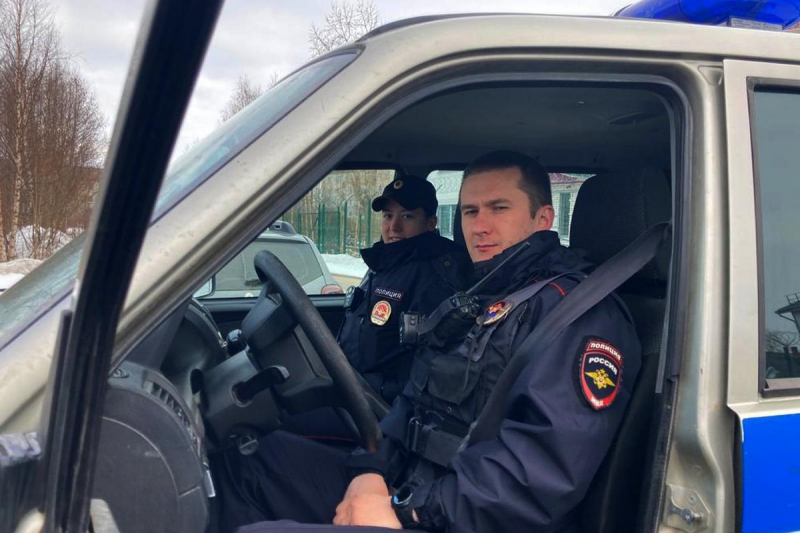 На севере Карелии полицейские выручили мужчину, оказавшегося в непростой ситуации