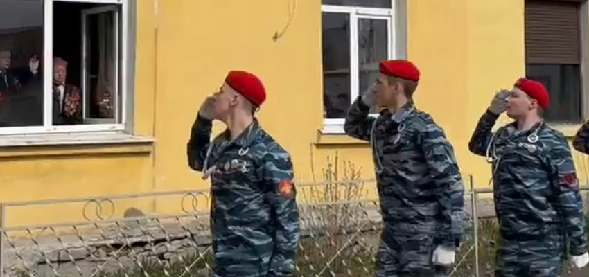 Юнармейцы прошли строем под окнами ветерана на севере Карелии (ВИДЕО)